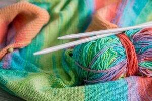 babyjakke strikkeoppskrift